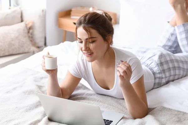 Morning Beautiful Young Woman Laptop Coffee Bedroom — Stock Photo, Image