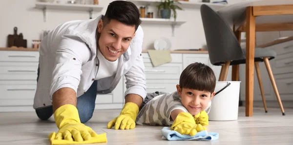 Pai Pequeno Filho Limpeza Chão Cozinha — Fotografia de Stock