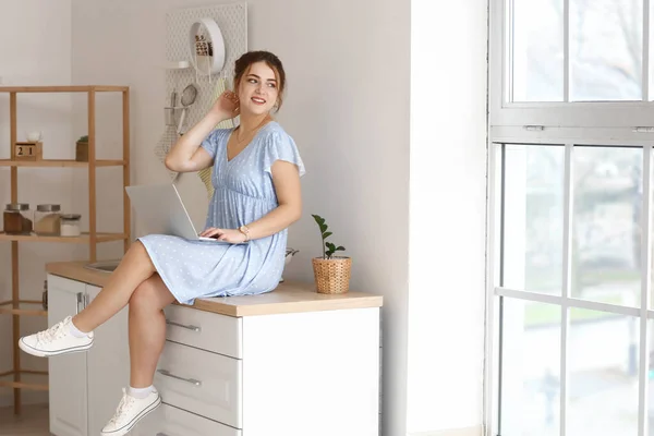 Jolie Jeune Femme Avec Ordinateur Portable Dans Cuisine — Photo