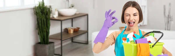 浴室でOkを示す掃除用品を持つ美しい若い女性 — ストック写真