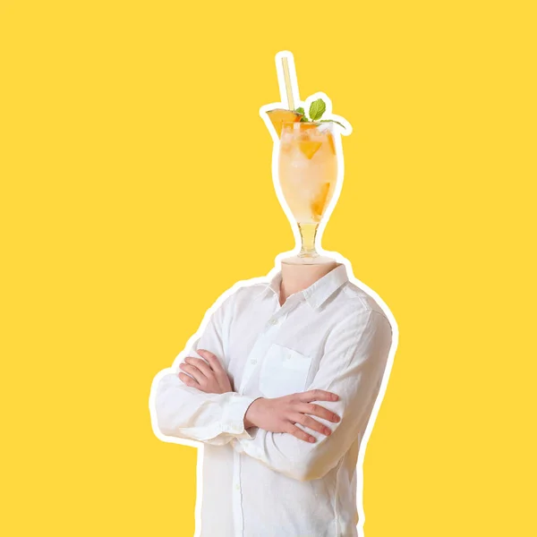 黄色の背景に彼の頭の代わりにおいしいメロンカクテルのガラスを持つ男 — ストック写真
