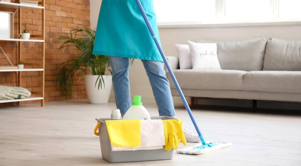 Ung Kvinna Mopping Golv Vardagsrum — Stockfoto