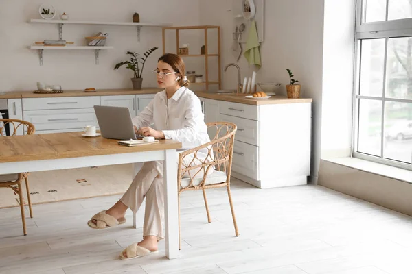 Jeune Pigiste Femme Travaillant Sur Ordinateur Portable Dans Cuisine — Photo