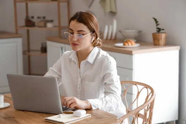 Joven Freelancer Mujer Trabajando Ordenador Portátil Cocina —  Fotos de Stock