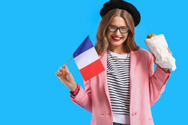 Όμορφη Νεαρή Γυναίκα Σημαία Της Γαλλίας Και Κρουασάν Μπλε Φόντο — Φωτογραφία Αρχείου