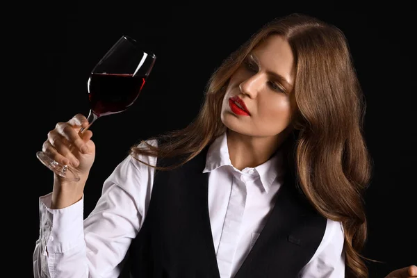 Schöne Sommelière Mit Wein Auf Schwarzem Hintergrund — Stockfoto