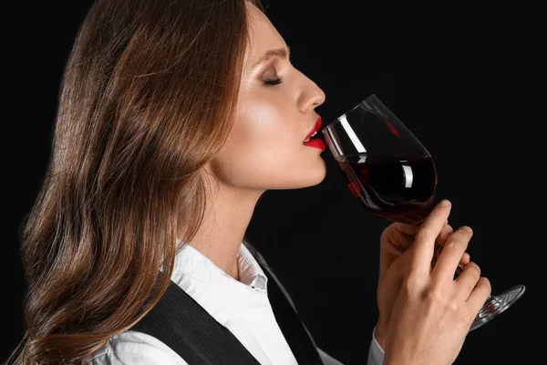 Siyah Arka Planda Şarabı Olan Güzel Bir Kadın Şarap Garsonu — Stok fotoğraf