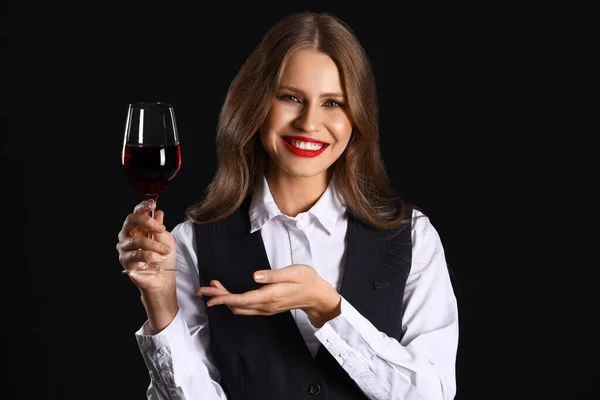 Красива Жінка Сомельє Вином Чорному Тлі — стокове фото