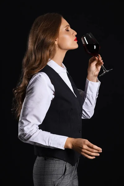 Schöne Sommelière Mit Wein Auf Schwarzem Hintergrund — Stockfoto