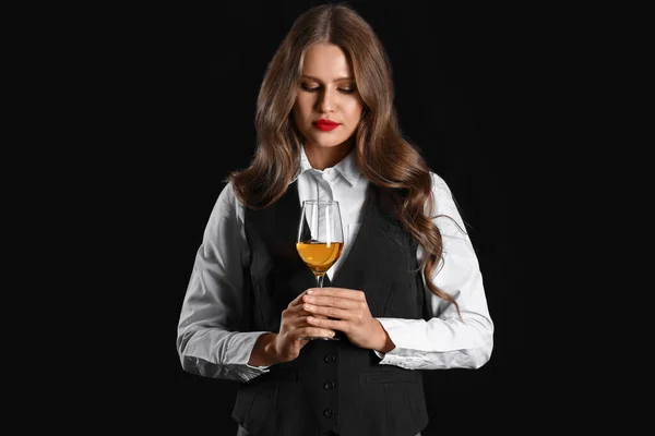 Piękny Sommelier Kobieta Winem Czarnym Tle — Zdjęcie stockowe