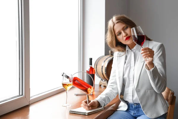 Bonito Jovem Sommelier Feminino Degustação Tipos Vinho — Fotografia de Stock