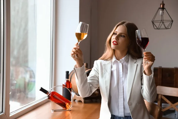 Beautiful Young Female Sommelier Tasting Types Wine — Stock Photo, Image