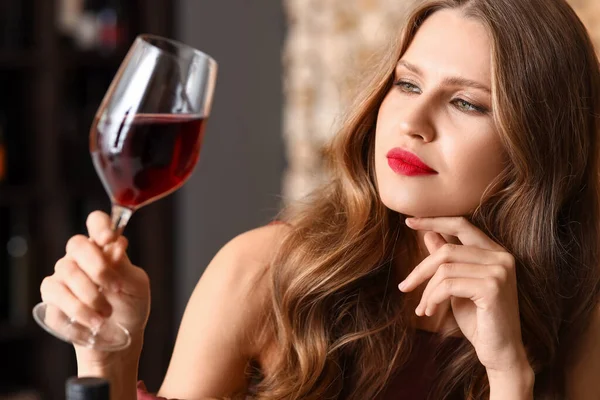 Beautiful Young Female Sommelier Tasting Types Wine — Stock Photo, Image