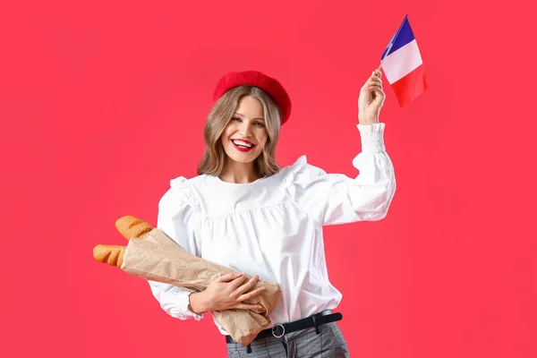 Красива Молода Жінка Прапором Франції Багетом Червоному Фоні — стокове фото