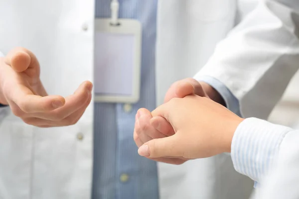 Klinikte Hastanın Elini Tutan Doktor Yakın Plan — Stok fotoğraf