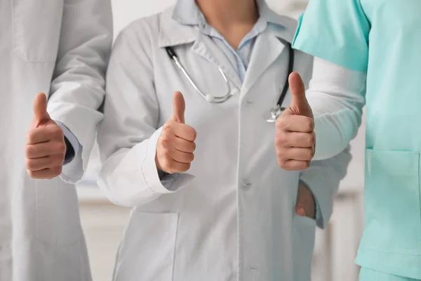 Group Doctors Showing Thumb Clinic — Stock Photo, Image