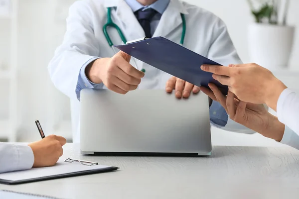 Doctors Laptop Clipboard Table Meeting Clinic — Stock Photo, Image