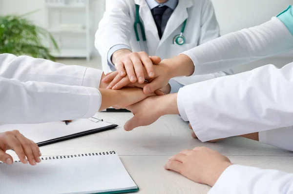 Grupo Médicos Unindo Mãos Clínica — Fotografia de Stock