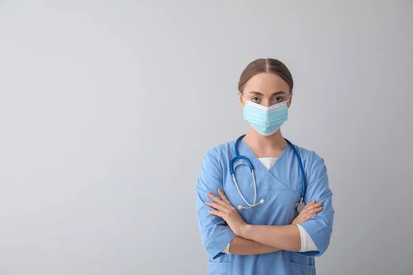 Жіноча Медсестра Медичній Масці Сірому Фоні — стокове фото