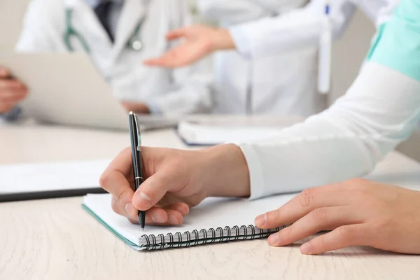 Γιατρός Γράφει Στο Σημειωματάριο Κατά Διάρκεια Συνεδρίασης Στην Κλινική — Φωτογραφία Αρχείου