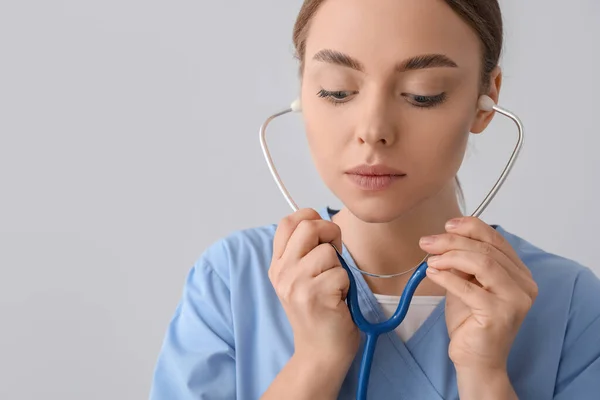 Ung Kvinnlig Läkare Med Stetoskop Grå Bakgrund — Stockfoto