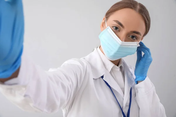 Female Doctor Medical Mask Grey Background — Stock Photo, Image