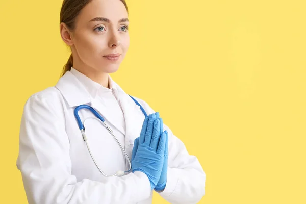 Orando Médico Fêmea Fundo Amarelo — Fotografia de Stock