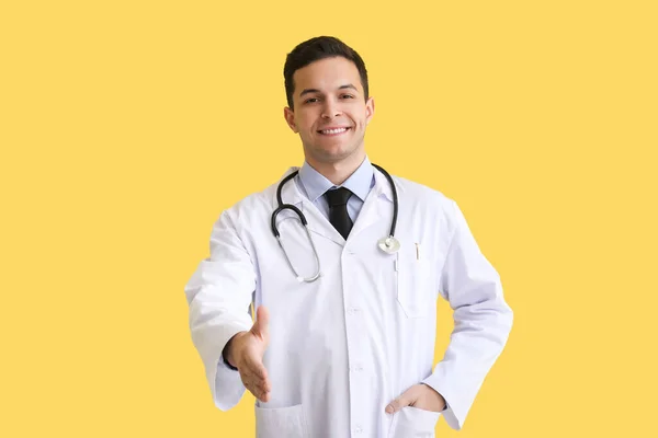 Médico Masculino Dando Mão Para Agitar Fundo Amarelo — Fotografia de Stock