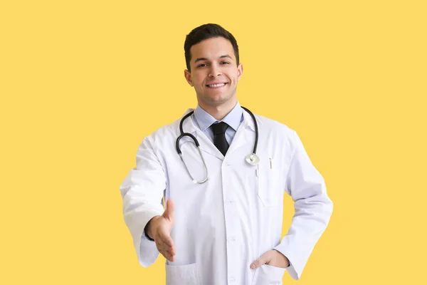 Médico Varón Dando Mano Para Agitar Sobre Fondo Amarillo — Foto de Stock