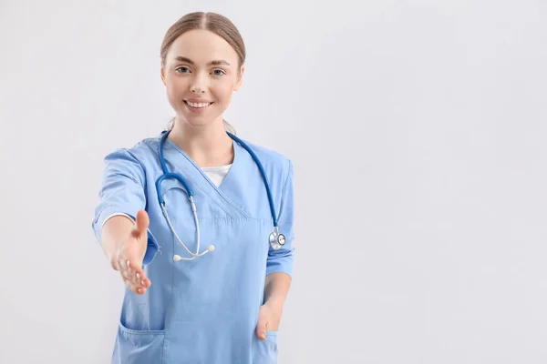 Enfermeira Feminina Dando Mão Para Agitar Fundo Claro — Fotografia de Stock