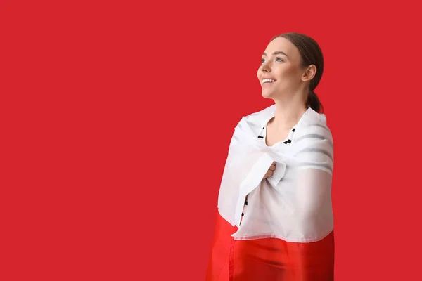Kırmızı Arka Planda Polonya Bayrağı Olan Güzel Genç Bir Kadın — Stok fotoğraf