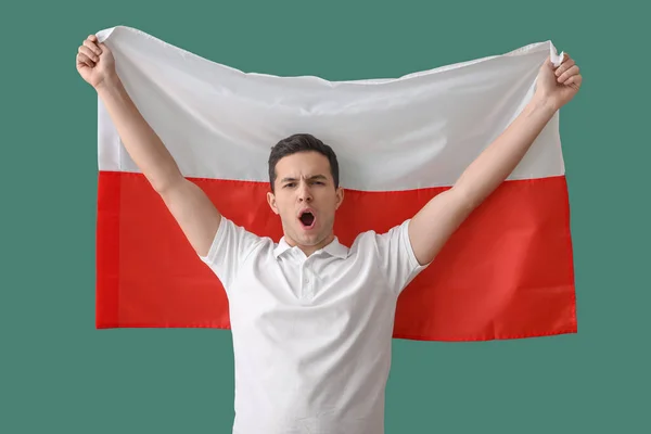 身披波兰国旗 身披绿色背景的情绪化年轻人 — 图库照片