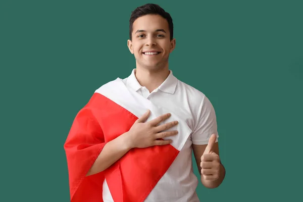Поганий Молодий Чоловік Прапором Польщі Показує Пальцем Зеленому Фоні — стокове фото