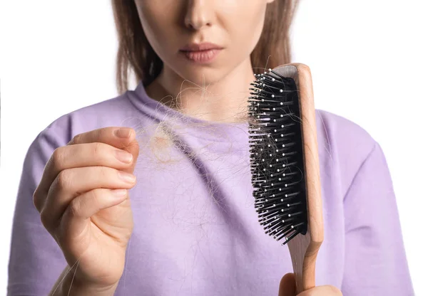 Mladá Žena Problémem Vypadávání Vlasů Štětcem Bílém Pozadí Detailní Záběr — Stock fotografie