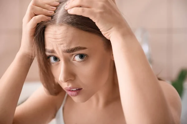 Jovem Estressada Com Problema Perda Cabelo Casa — Fotografia de Stock