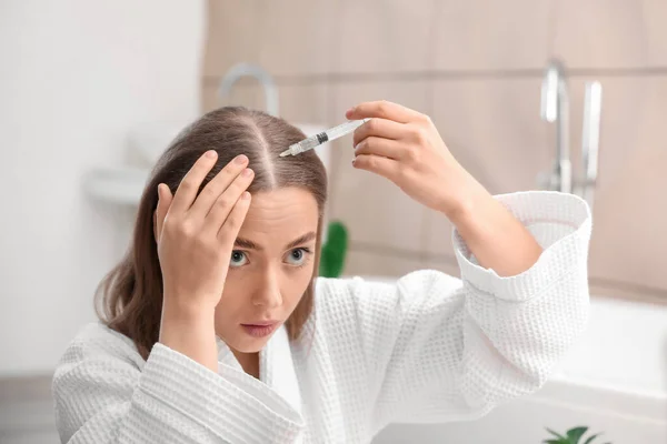 Jovem Com Problema Perda Cabelo Dando Injeção Casa — Fotografia de Stock