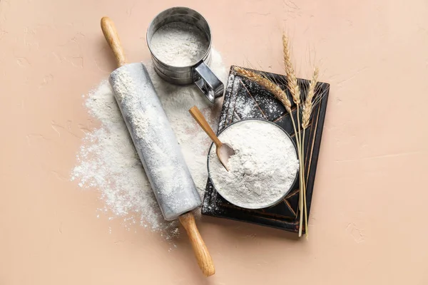 Renkli arkaplanda buğday unu ve kap kacak.