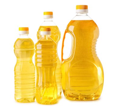 Beyaz arka planda farklı ayçiçeği yağı şişeleri.