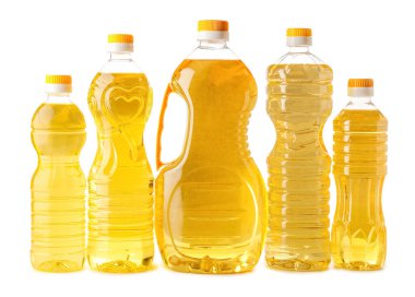 Beyaz arka planda farklı ayçiçeği yağı şişeleri.