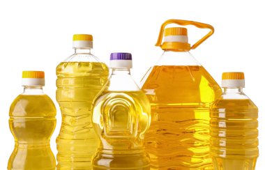 Farklı ayçiçeği yağı şişeleri beyaz arka plana karşı, yakın plan
