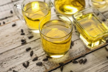 Cam kaplar ve ay çekirdeği beyaz ahşap arka planda, yakın plan