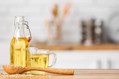 Mutfaktaki masada ayçekirdeği ve yağlı kaşık.