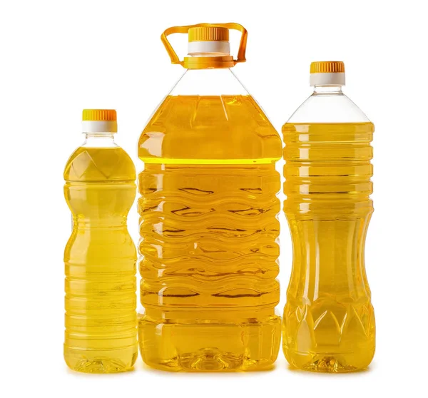 Beyaz arka planda izole edilmiş ayçiçeği yağı şişeleri