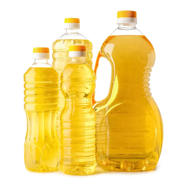 Beyaz arka planda farklı ayçiçeği yağı şişeleri