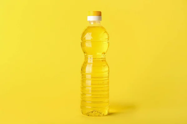 Бутылка Подсолнечного Масла Желтом Фоне — стоковое фото