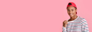 Pembe arka planda yakışıklı Afro-Amerikalı adam, mesaj için yeri var.
