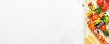 Açık arkaplanda lezzetli sebze şiş tabağı ve metin için boşluk