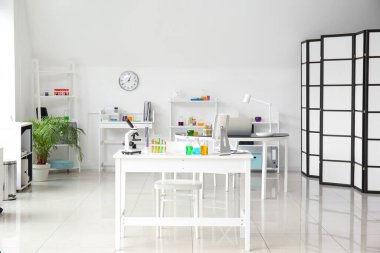 Modern işyeri, mikroskop ve kimyasal cam kaplı bir tıp laboratuarı.