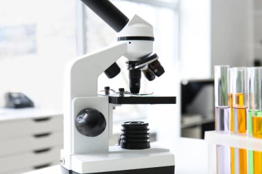Tıp laboratuarında modern mikroskop, yakın çekim