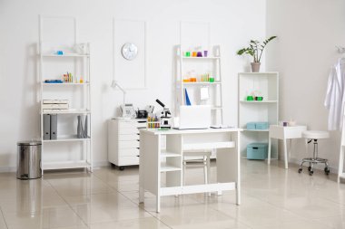 Modern işyeri, mikroskop ve dizüstü bilgisayarı olan bir tıp laboratuvarı.